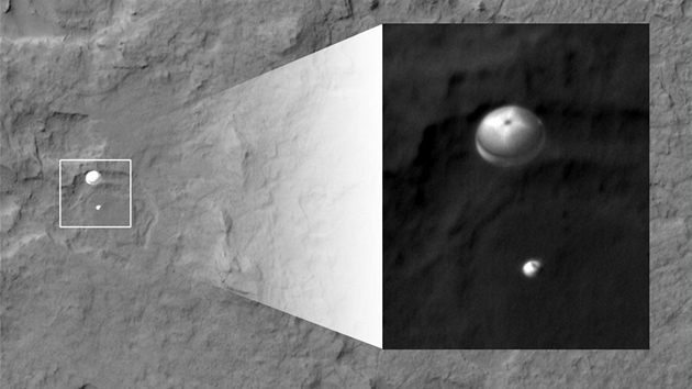 Curiosity pistává, snímek ze sondy Mars Reconnaissance Orbiter (zkrácen MRO) 