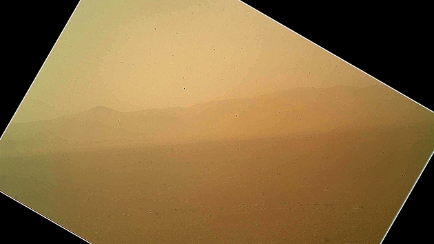 Prvn barevn fotografie pozen voztkem Curiosity po pistn na Marsu 6. 8. 2012. Snmek vyfotilo zazen nazvan Mars Hand Lens Imager (MAHLI), kter je umstn na konci robotick ruky. Fotka je natoen v hlu necelch 45 stup, protoe ruka byla stle jet sloena v pistvac poloze na voztku. Zdnliv neistoty na snmku jsou zpsobeny kompres. Ty skuten pak tm, e ped okou apartu je z bezpenostnch dvod stle jet zaven protiprachov filtr. Pohled smrem na sever na okraj krteru Gale.