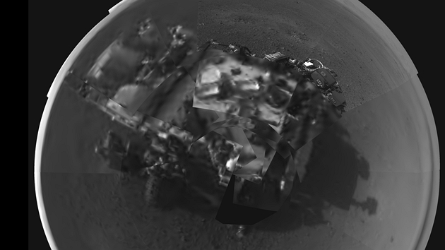 Navigan kamery na ji postavenm robotick ruce tak nasnmaly prvn autoportrt Curiosity. Pouze dva snmky jsou ve vysokm rozlien. Dky tomu psob obraz dost abstraktn - vdci jej oznauj pdomkem picassovsk.
