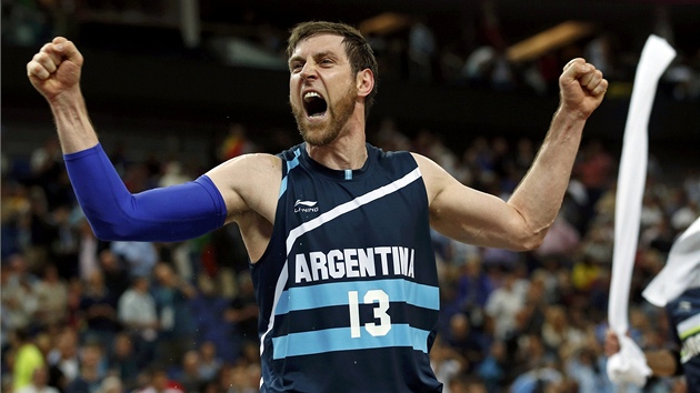 Argentinsk basketbalista Andres Nocioni se raduju po tvrtfinlovm triumfu nad tmem Brazlie.
