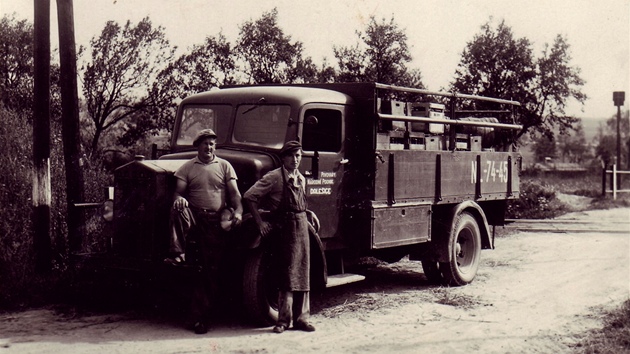 Rozvoz piva po regionu pivovarským autem. Muž se zástěrou je Otakar Stejskal, v současnosti s 93 lety druhý nejstarší žijící občan Dalešic.
