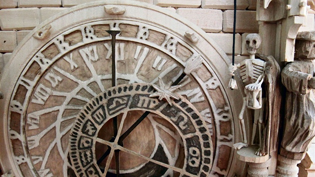Orloj měří 86 centimetrů a je hlavně z lipového dřeva, nepohyblivý hodinový strojek je z tvrdého dřeva. Replika má všechny apoštoly a anděla jako pražský originále. Autor při práci použil 1 500 vlastnoručně opracovaných dřevěných cihliček.