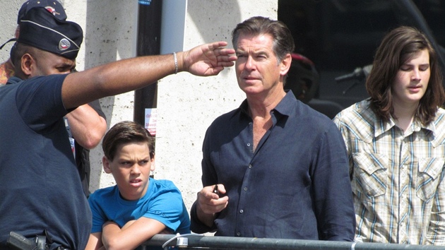 Pierce Brosnan a jeho synov Paris a Dylan hledali cestu do Tuilerijskch zahrad