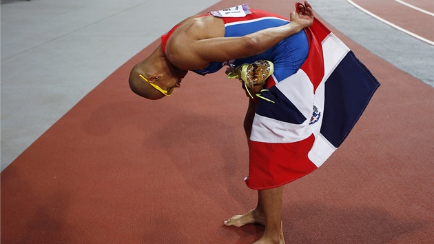 VTZN OSLAVY. Flix Sanchez, ampion na 400 metr pekek, se klan fanoukm na olympijskm stadionu v Londn.