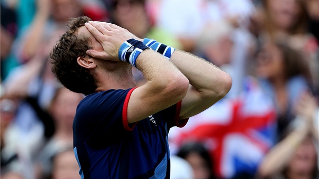 NEMŮŽE TOMU UVĚŘIT. Britský tenista Andy Murray si schovává tvář, právě vyhrál olympijský turnaj.