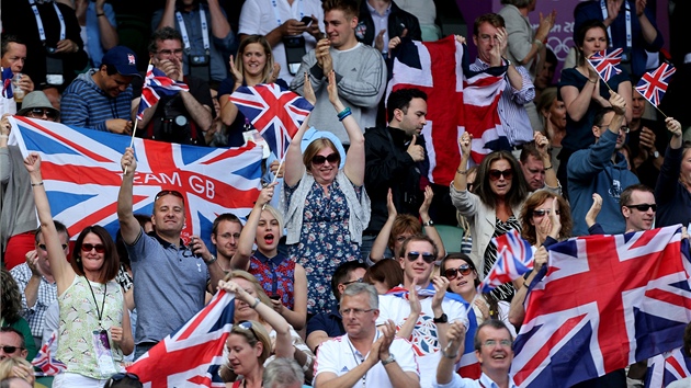 EUFORIE V HLEDIŠTI. Britští fanoušci si náležitě užívali triumf tenisty Andyho Murrayho.