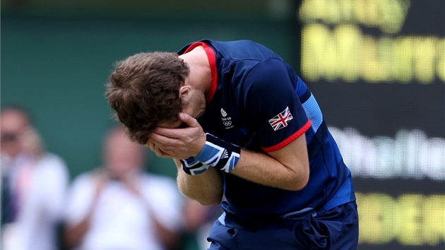 PO VTZNM MKU. Britsk tenista Andy Murray se raduje z olympijskho triumfu.