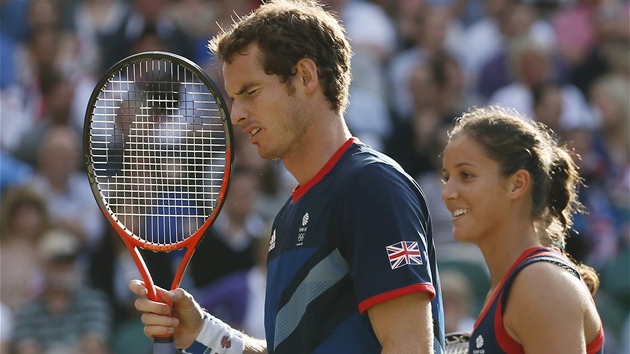 DV FINLE BHEM CHVLE. Jen chviliku potom, co vyhrl olympidu v singlu, nastoupil tenista Andy Murray ve finle smen tyhry. Tam hrl po boku Laury Robsonov.