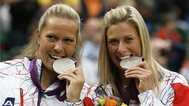 ÚSMĚV! České tenistky Lucie Hradecká (vlevo) a Andrea Hlaváčková pózují se stříbrnými medailemi pro druhý nejlepší pár olympijského turnaje.