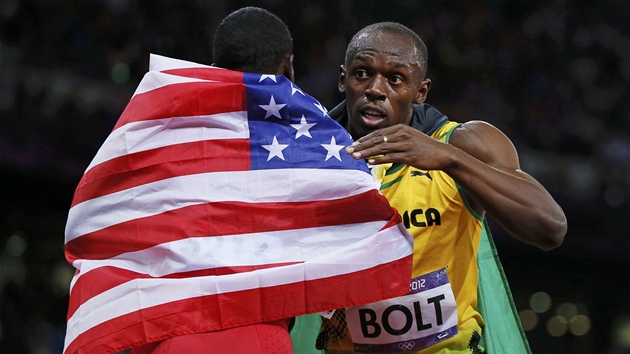 BLAHOPN. Americk sprinter Justin Gatlin blahopeje jamajskmu atletovi Usainu Boltovi k olympijskmu zlatu v bhu na 100 metr.
