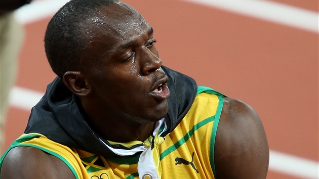 OUMEN. Usain Bolt si vtzstv na olympijsk stovce nleit uval.