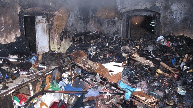 V domě v Tymákově zavinila požár nedbalost muže, který usnul při svíčce. Ta zapálila odpadky navršené v domě do výše oken.        