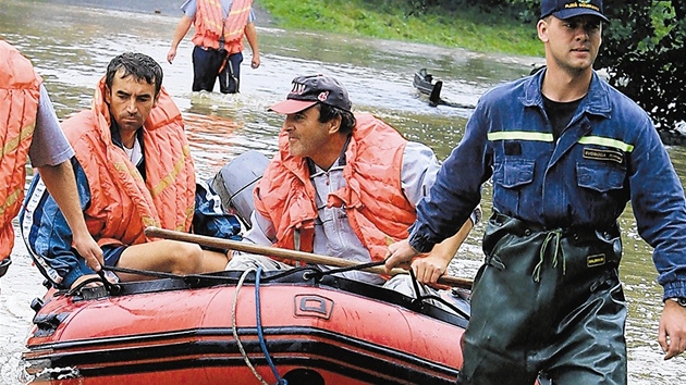 Velk voda ze umavy dorazila na Plzesko 8. srpna 2002. Z kostela sv. Ji v Plzni museli hasii na lunech odvzt tyi dlnky, kter voda na vrku uvznila bhem pl hodiny.  