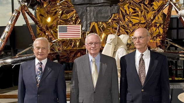 Posdka Apolla 11 stoj ped modelem lunrnho voztka v muzeu. Zleva Buzz Aldrin, Neil Armstrong a Michael Collins. Snmek z 19. ervence 2009, pouh den ped 40. vrom pistn prvnch lid na Msci.