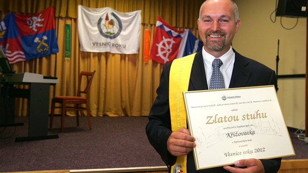 Jan Strachota, starosta obce Kiovatka, kter zvtzila v krajskm kole ankety Vesnice roku 2012,  pzuje se Zlatou stuhou a pamtnm listem.