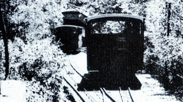Projekt drhy je dlem H. H. Petera z Curychu. Poprv byla veejnosti zpstupnna 5. 8. 1912. Prvn opravou prola v letech 1963-1965, kdy vozy dostaly kovov skn z Vagonky Tatra Smchov, druhou pak v letech 1972-73.