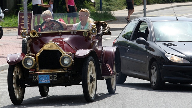 Setkn automobilovch vetern v eskm rji. Historick auta se na silnicch potkvala i s tmi souasnmi.