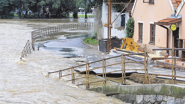 Voda z rozbouen Male nalhodala v srpnu 2002 nbe u elezn panny v centru eskch Budjovic.