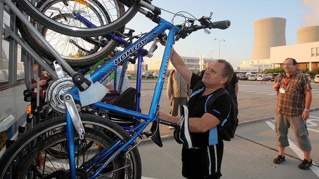 Od zatku srpna maj zamstnanci Jadern elektrrny Temeln monost vyuvat k cestm do zamstnn cyklobusy. Ty vyjdj z eskch Budjovic, Tna nad Vltavou a Bechyn. Vtina cyklist je vyuv k rann cest a odpoledne jedou dom na kole. 