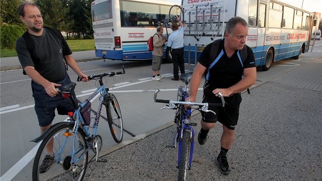 Od zatku srpna maj zamstnanci Jadern elektrrny Temeln monost vyuvat k cestm do zamstnn cyklobusy. Ty vyjdj z eskch Budjovic, Tna nad Vltavou a Bechyn. Vtina cyklist je vyuv k rann cest a odpoledne jedou dom na kole. 