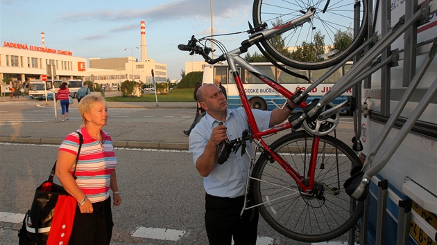 Od zatku srpna maj zamstnanci Jadern elektrrny Temeln monost vyuvat k cestm do zamstnn cyklobusy. Ty vyjdj z eskch Budjovic, Tna nad Vltavou a Bechyn. Vtina cyklist je vyuv k rann cest a odpoledne jedou dom na kole. 