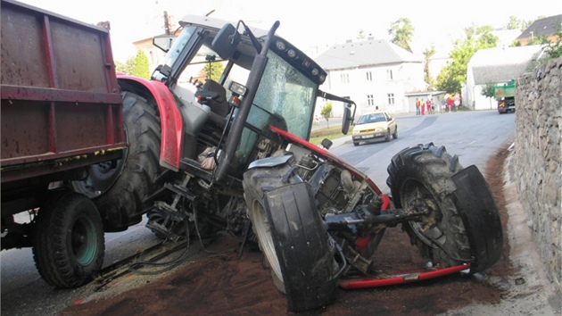 Devatenctilet idi traktoru nezvldl prudk klesn, ztratil nad strojem kontrolu a narazil do kamenn zdky. Celkov koda se bl pl milionu korun.