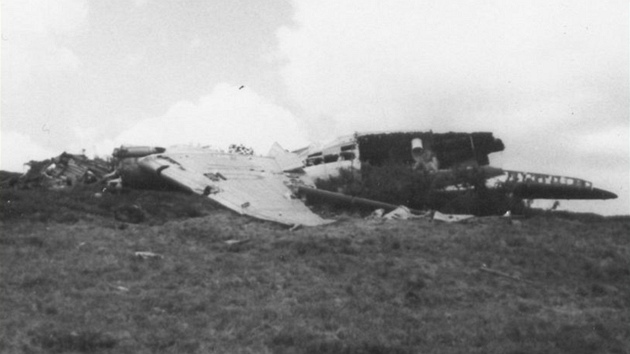 Vrak letadla Dakota, které havarovalo 27. února 1950 u Vysoké hole v Jeseníkách. Trosky na místě zůstaly ještě dlouho poté.