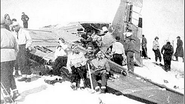 Lyžaři u vraku letadla Dakota, které havarovalo 27. února 1950 u Vysoké hole v Jeseníkách.