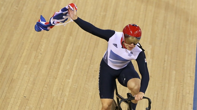 DOKZAL JSEM TO. Philip Hindes slav britsk zlato v tmovm sprintu.
