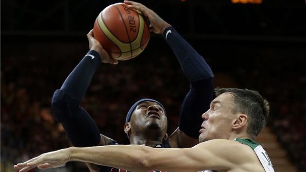 Americk reprezentant Carmelo Anthony se tla k liteskmu koi kolem arunase Jasikeviiuse.