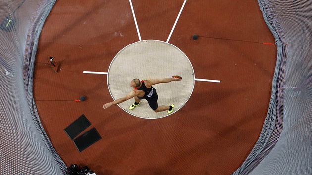 ZVE V KLECI. Dvoumetrov Robert Harting z Nmecka je olympijskm ampionem v hodu diskem.