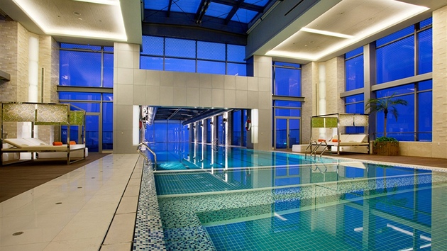 Luxusn hotel Holiday Inn Shanghai Pudong Kangqiao v nsk anghaji se pyn uniktnm baznem ve vce 100 metr, jeho st m prosklen dno a vybh z budovy do vzduchu.