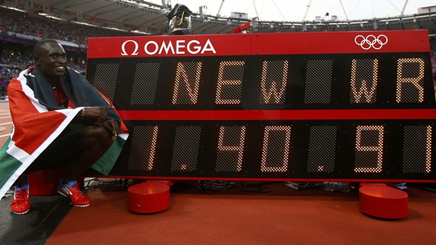 MAXIMUM. David Rudisha ukazuje, jakou hodnotu m nov svtov rekord na 800 metr. 