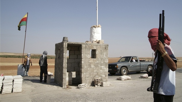 Nov vytvoen checkpoint ve mst Kobani, kter zcela pod svou kontrolu zskali syrt Kurdov (24. ervence 2012)