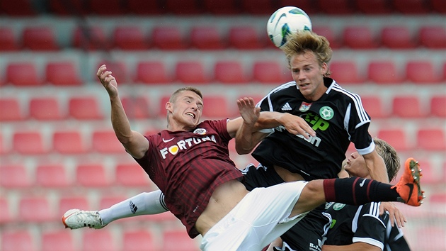 STELEC V SOUBOJI. Stelec sparanskho glu Pavel Kadebek (vlevo) v souboji s pbramskm Josefem Divkem.