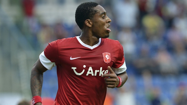 OSLAVA SOUPEE. Leroy Fer, zlonk Twente Enschede, se raduje ze svho glu proti Mlad Boleslavi.