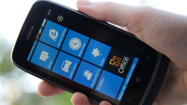 Nokia Lumia 610 je jednoduch smartphone s operanm systmem Windows Phone 7.5. M trochu bled displej, jej pednost je ale rychl a spolehliv operan systm.