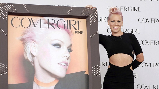 Zpěvačka Pink se stala tváří značky CoverGirl.