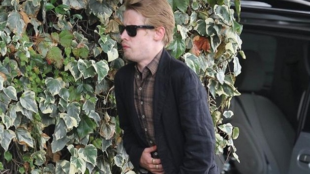 Macaulay Culkin pi odchodu z Chateau Marmont v Los Angeles (srpen 2012)