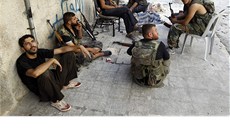 Bojovníci Syrské osvobozenecké armády v Aleppu (1. srpna 2012)