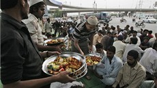 Zboní Pákistánci bhem ramadánu rozdávají  jídlo chudým lidem (7. srpna 2012)