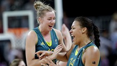 Australanky Rachel Jarryová (vlevo) a Elizabeth Cambageová slaví výhru nad