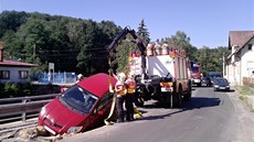 Hasii uvznné auto vyprostili pomocí hydraulické ruky.