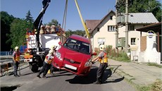 Hasii uvznné auto vyprostili pomocí hydraulické ruky.