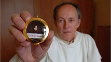 Strá�ce hrobu sv. Zdislavy v Jablonném v Podje�t�dí Jan Rajlich ukazuje