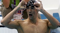 TAK KOLIK? Americký plavec Michael Phelps sleduje výsledkovou tabuli po