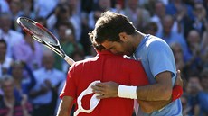 HEZKÝ ZÁPAS. výcarský tenista Roger Federer utuje soupee Juana Martína Del
