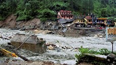 Voda v indickém Uttarákhánu trhala mosty i domy.