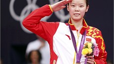 Čínská badmintonistka Li Süe-žuej salutuje se zlatou medailí na krku