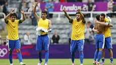 Brazilští fotbalisté se radují po vítězství nad Hondurasem